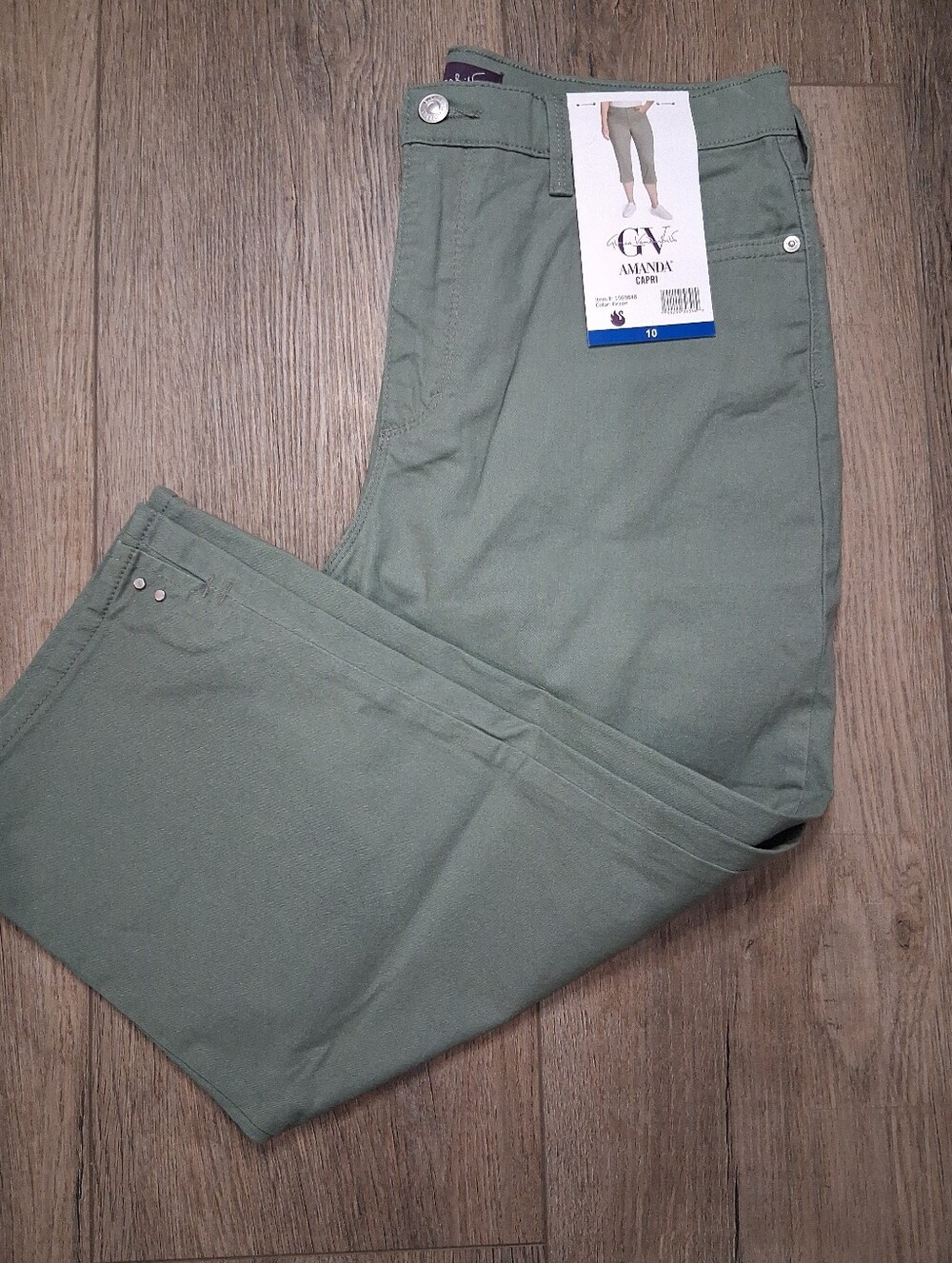 Women's Size 10 Gloria Vanderbilt Amanda Capri Cloud Twill in Green NWT